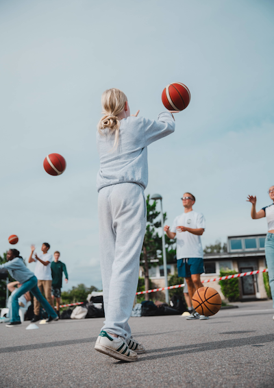 Unge spiller basket 